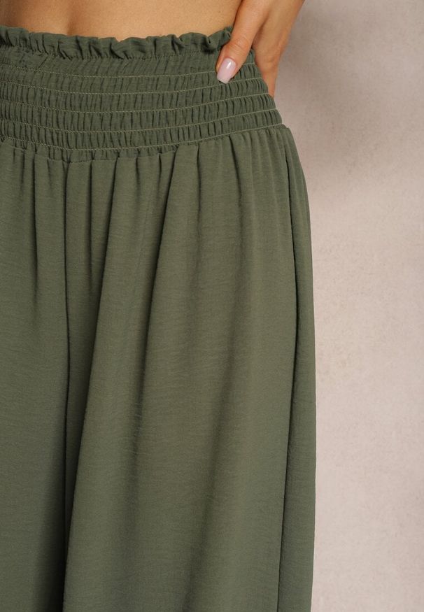 Renee - Ciemnozielone Spodnie High Waist z Szerokimi Nogawkami i Gumką w Pasie Risabessa. Okazja: na co dzień. Stan: podwyższony. Kolor: zielony. Styl: casual, elegancki