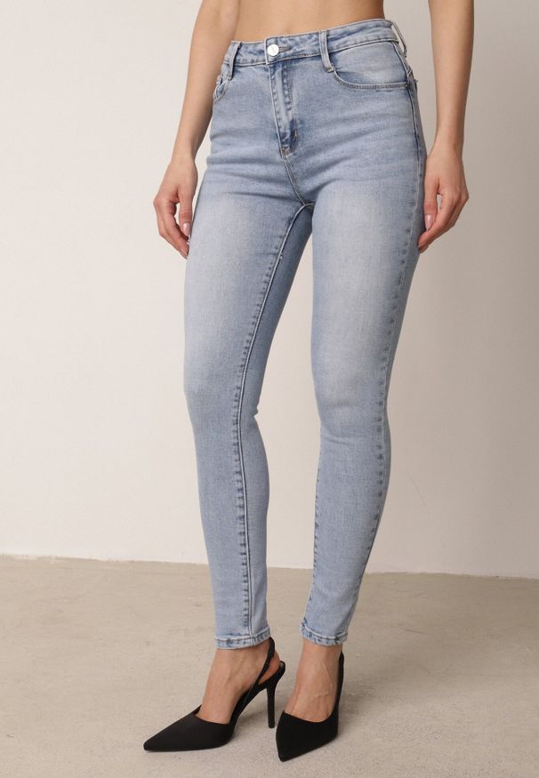 Born2be - Niebieskie Dopasowane Jeansy z Bawełną i Modelującym Przeszyciem Janiah. Okazja: do pracy, na co dzień. Kolor: niebieski. Styl: casual