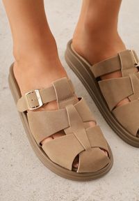Renee - Ciemnobeżowe Klapki z Zakrytym Noskiem i Ozdobnymi Paskami z Klamerką Themine. Kolor: beżowy. Materiał: nubuk, koronka. Sezon: lato #6