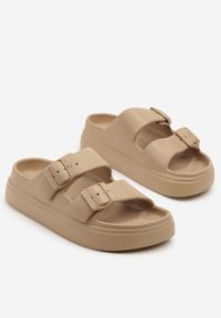 Renee - Ciemnobeżowe Klapki Ozdobione Klamrami Grattia. Okazja: na co dzień, na plażę. Kolor: beżowy. Materiał: jeans. Wzór: aplikacja. Styl: klasyczny, casual #3