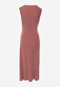 Born2be - Różowa Wizytowa Sukienka Taliowana z Metaliczną Ozdobą Aroos. Okazja: na co dzień. Kolor: różowy. Wzór: aplikacja. Typ sukienki: proste. Styl: wizytowy #2