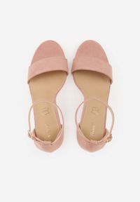 Born2be - Jasnoróżowe Sandały Vices na Obcasie ze Skórzaną Wkładką Lishiria. Okazja: na ślub cywilny, na wesele. Zapięcie: sprzączka. Kolor: różowy. Materiał: skóra. Obcas: na obcasie. Styl: elegancki, klasyczny. Wysokość obcasa: średni #4