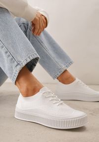 Born2be - Białe Siateczkowe Trampki na Tłoczonej Podeszwie Eezore. Kolor: biały. Materiał: jeans. Obcas: na obcasie. Wysokość obcasa: niski #1