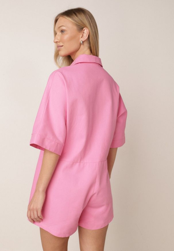 Born2be - Różowy Bawełniany Kombinezon Casual o Kroju Oversize z Krótkimi Nogawkami Astracia. Okazja: na co dzień. Kolor: różowy. Materiał: bawełna. Długość: krótkie. Wzór: gładki. Sezon: lato. Styl: casual