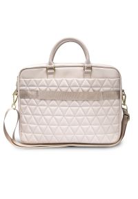 Guess Quilted 15'' różowa. Kolor: różowy. Materiał: skóra ekologiczna. Wzór: aplikacja. Styl: elegancki