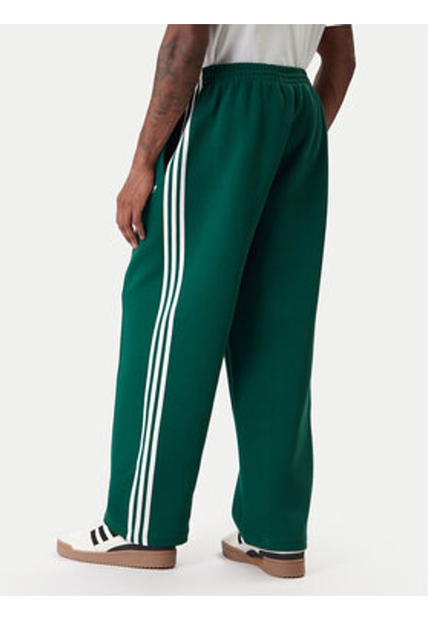 Adidas - adidas Spodnie dresowe adicolor Spacer Track KD4088 Zielony Baggy Fit. Kolor: zielony. Materiał: bawełna. Sport: turystyka piesza