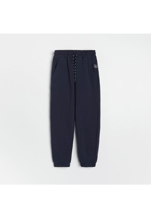 Reserved - Dresowe spodnie z kieszeniami - Granatowy. Kolor: niebieski. Materiał: dresówka