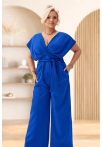 Moda Size Plus Iwanek - Elegancki szafirowy kombinezon Valentina PLUS SIZE XXL JESIEŃ. Okazja: na imprezę. Kolekcja: plus size. Kolor: niebieski. Długość: krótkie. Wzór: gładki. Stan: podwyższony. Materiał: tkanina, poliester, elastan. Sezon: jesień. Styl: elegancki #1