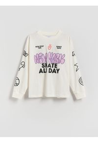 Reserved - Longsleeve z nadrukiem - złamana biel. Materiał: dzianina, bawełna. Długość rękawa: długi rękaw. Wzór: nadruk #1