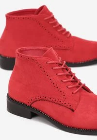 Born2be - Czerwone Botki Lowsword. Okazja: na co dzień. Nosek buta: okrągły. Zapięcie: sznurówki. Kolor: czerwony. Wzór: aplikacja. Obcas: na obcasie. Styl: casual. Wysokość obcasa: niski #2