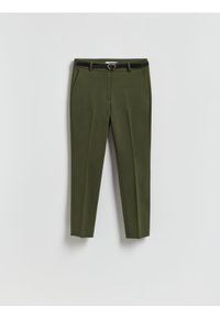 Reserved - Spodnie cygaretki z paskiem - ciemnozielony. Kolor: zielony. Materiał: bawełna, tkanina #1