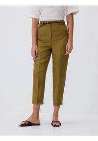 Reserved - Spodnie w kant z lnem - oliwkowy. Kolor: oliwkowy. Materiał: len