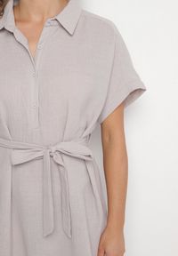Born2be - Jasnoszara Sukienka z Wiskozy o Koszulowym Kroju z Wiązanym Paskiem Danisna. Okazja: na co dzień. Kolor: szary. Materiał: wiskoza. Długość rękawa: krótki rękaw. Wzór: aplikacja. Typ sukienki: koszulowe. Styl: elegancki, casual, klasyczny. Długość: midi #5