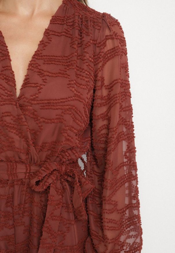 Born2be - Brązowy Krótki Kombinezon z Siateczkowymi Rękawami i Wiązanym Paskiem Zenalea. Okazja: na randkę, na imprezę. Kolor: brązowy. Długość: krótkie. Styl: elegancki