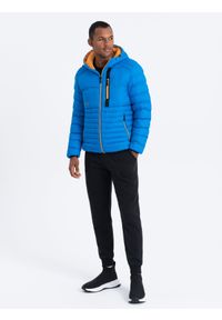 Ombre Clothing - Nylonowa pikowana kurtka męska w stylu sportowym - niebieska V4. Typ kołnierza: kołnierzyk stójkowy. Kolor: niebieski. Materiał: nylon. Wzór: gładki, nadruk. Styl: sportowy