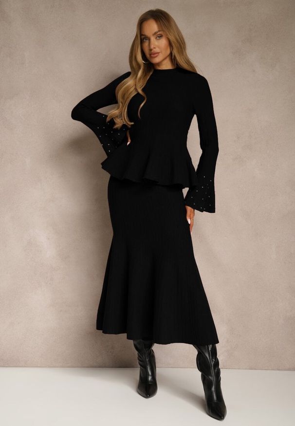 Renee - Czarny Komplet z Dzianiny z Wiskozą Spódnica i Sweter z Baskinką i Cyrkoniami Nereza. Kolor: czarny. Materiał: dzianina, wiskoza. Wzór: aplikacja
