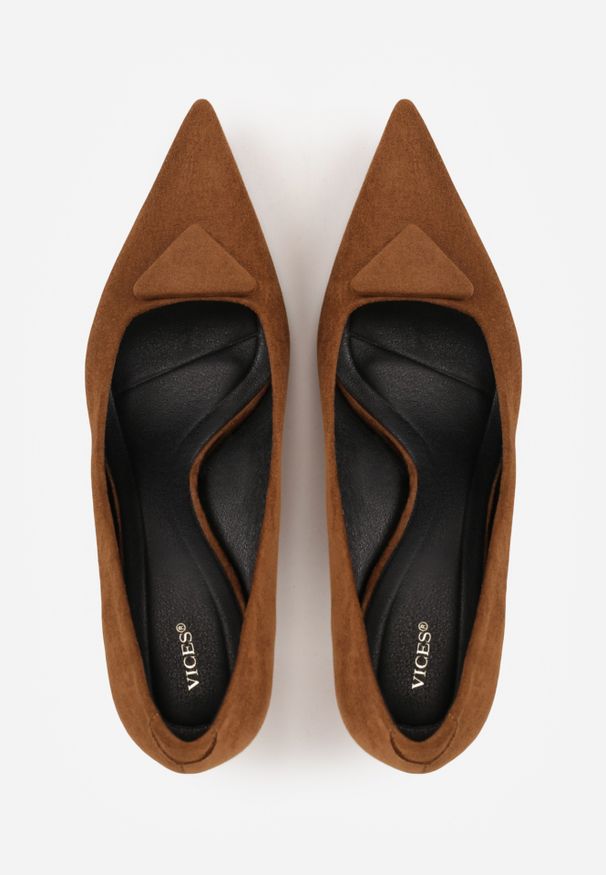 Renee - Jasnobrązowe Czółenka VICES na Obcasie Kaczuszka z Aplikacją w Kształcie Trójkąta Ilereisis. Kolor: brązowy. Materiał: koronka. Wzór: aplikacja. Obcas: na obcasie. Wysokość obcasa: średni