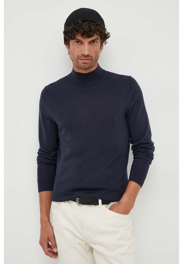 Calvin Klein sweter wełniany męski kolor granatowy lekki z półgolfem. Typ kołnierza: golf. Kolor: niebieski. Materiał: wełna