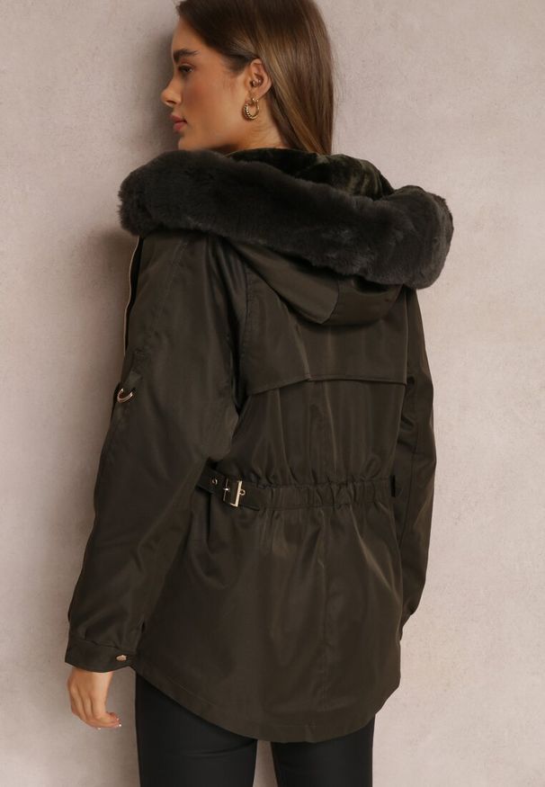 Renee - Ciemnozielona Kurtka Nylonowa Parka z Odpinanym Futerkiem Pasca. Kolor: zielony. Materiał: nylon, futro. Wzór: paski. Styl: klasyczny