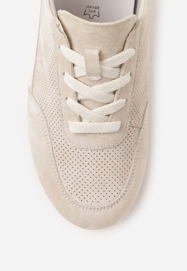 Renee - Beżowe Minimalistyczne Sneakersy Zamszowe ze Skórzaną Wkładką i Perforacją Zaehlisa. Okazja: na co dzień. Kolor: beżowy. Materiał: skóra, zamsz. Szerokość cholewki: normalna