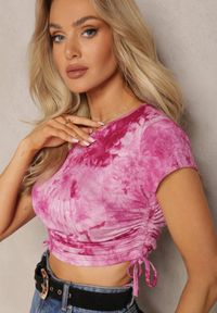 Renee - Fuksjowy Wiskozowy T-shirt ze Wzorem Tie-Dye z Wiązaniami po Bokach Iriandella. Kolor: różowy. Materiał: wiskoza. Sezon: lato #4