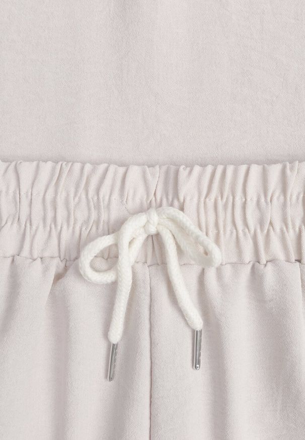 Renee - Beżowy Komplet z Wiskozą T-shirt z Ozdobnymi Guzikami i Szorty Niterela. Kolor: beżowy. Materiał: wiskoza