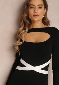Renee - Czarna Sukienka Sweterkowa z Falbanką Cesi. Kolor: czarny. Materiał: dzianina. Długość: midi