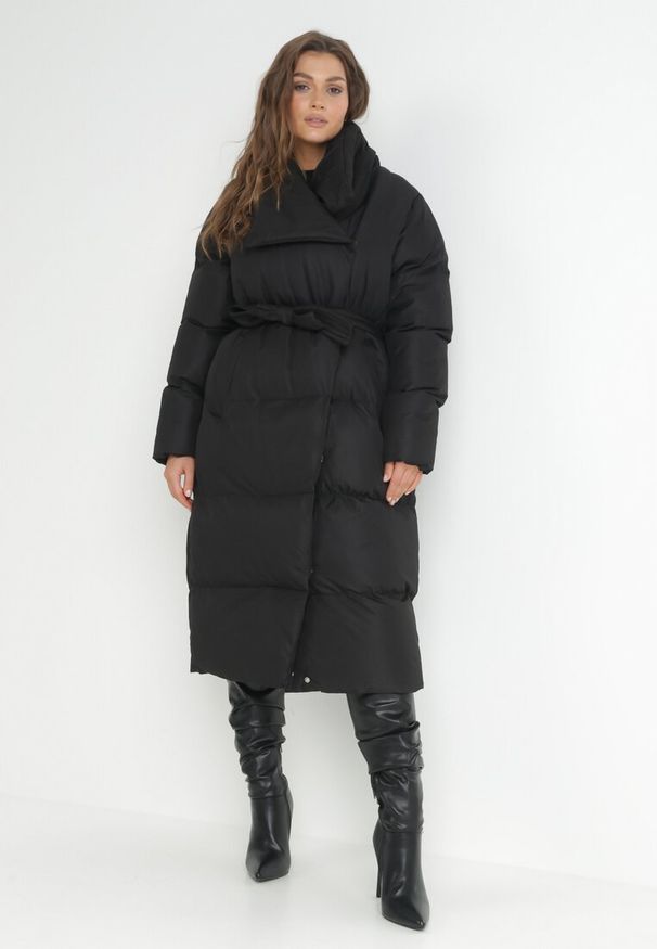 Born2be - Czarna Kurtka Długa Pikowana z Wiązanym Paskiem Clysa. Typ kołnierza: kołnierzyk stójkowy. Kolor: czarny. Materiał: materiał. Długość: długie. Sezon: zima