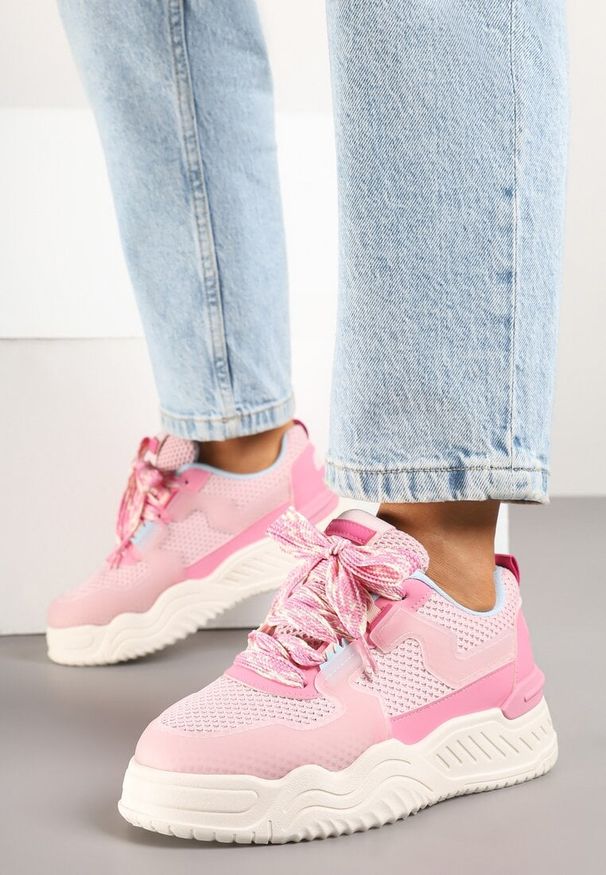 Renee - Różowe Sneakersy z Tłoczoną Platformą Xilanne. Okazja: na co dzień. Kolor: różowy. Materiał: jeans. Obcas: na platformie