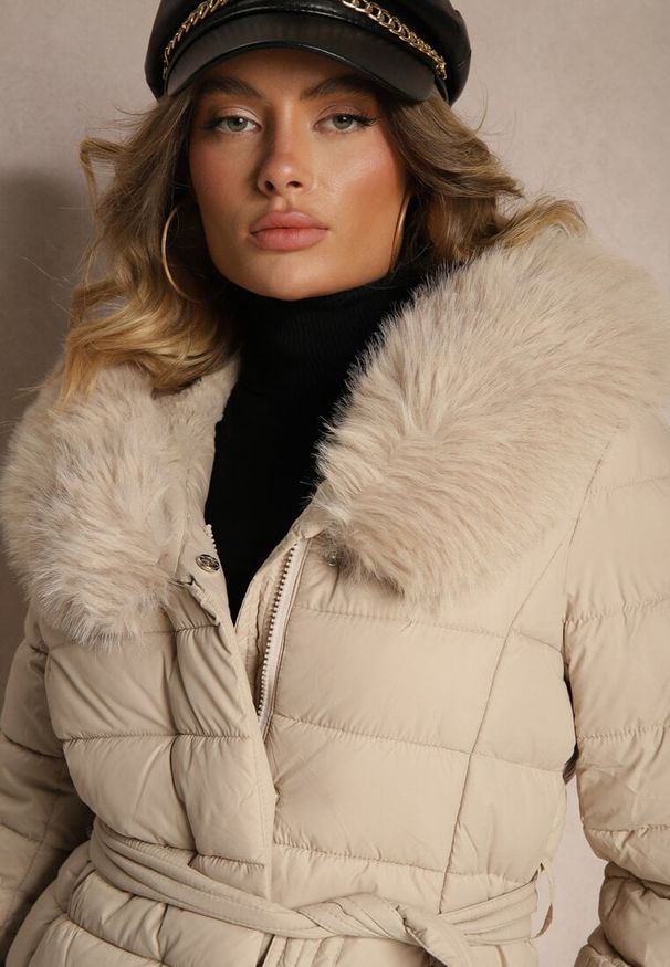 Renee - Beżowa Kurtka Pikowana Wiązana w Talii z Futerkiem Odpinanym na Kapturze Firinka. Okazja: na spacer. Kolor: beżowy. Materiał: futro. Styl: klasyczny, elegancki