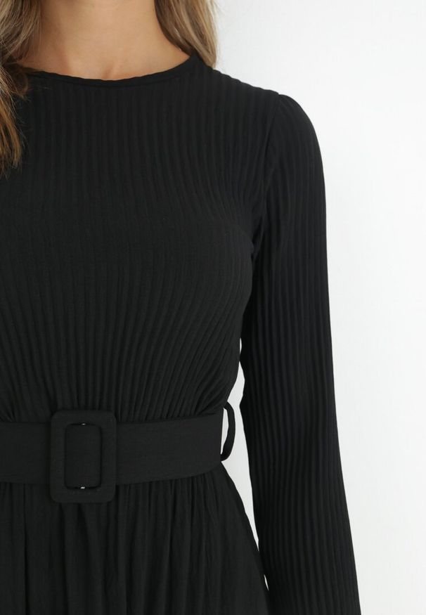 Born2be - Czarna Sukienka Plisowana z Paskiem Flyne. Kolor: czarny. Długość rękawa: długi rękaw. Styl: elegancki. Długość: mini