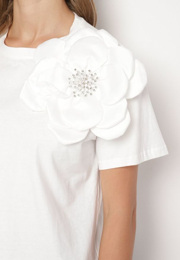 Born2be - Biała Bawełniana Bluzka z Kwiatową Aplikacją i Cyrkoniami Quavia. Okazja: do pracy, na co dzień. Kolor: biały. Materiał: bawełna. Długość rękawa: krótki rękaw. Długość: krótkie. Wzór: aplikacja, kwiaty. Styl: casual, elegancki
