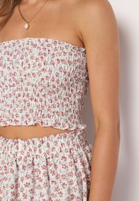 Born2be - Biało-Różowy Komplet 2-Częściowy Top Bandeau z Marszczeniami Spódnico-Szorty z Gumką w Talii Profea. Kolor: biały. Materiał: tkanina