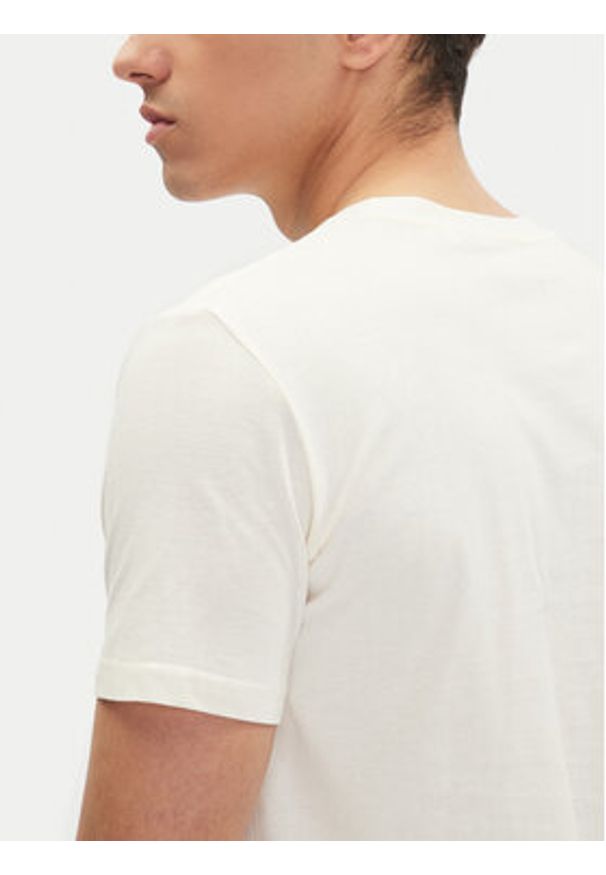 Mustang T-Shirt Austin 1016484 Biały Regular Fit. Kolor: biały. Materiał: bawełna