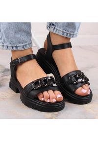 Skórzane sandały damskie z łańcuszkiem czarne Filippo DS4614. Kolor: czarny. Materiał: skóra #2