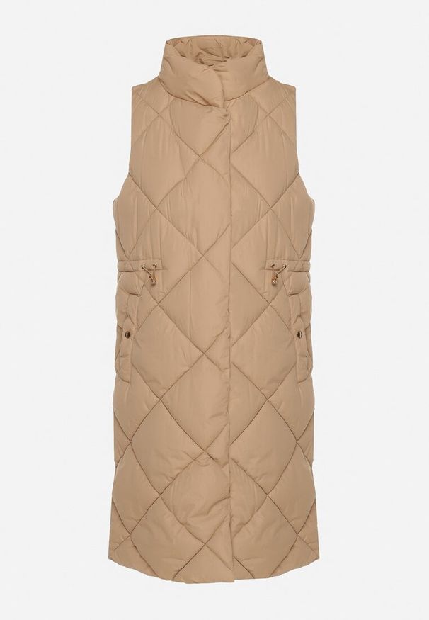 Born2be - Ciemnobeżowa Pikowana Kamizelka o Długim Kroju ze Stójką i Kieszeniami Avatheia. Okazja: na co dzień. Typ kołnierza: kołnierzyk stójkowy. Kolor: beżowy. Materiał: jeans. Długość: długie. Wzór: aplikacja. Styl: casual, elegancki, klasyczny