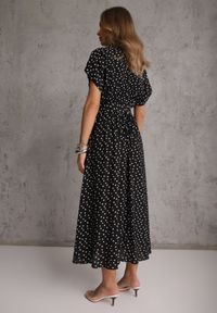Renee - Czarna Wiskozowa Sukienka w Kropeczki o Koszulowym Kroju z Wiązanym Paskiem Jynyra. Kolor: czarny. Materiał: wiskoza. Sezon: lato. Typ sukienki: koszulowe. Styl: klasyczny, retro, elegancki #3