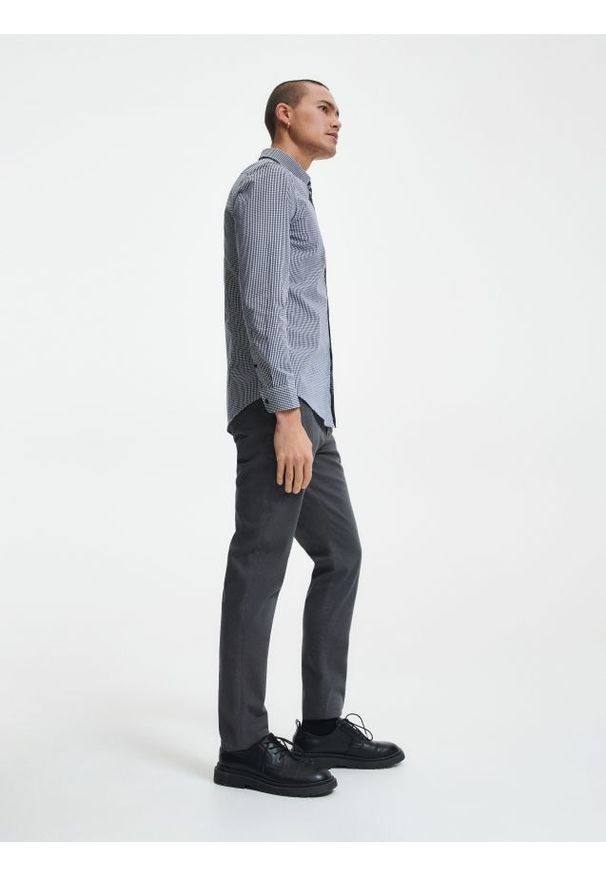 Reserved - Spodnie chino slim fit - ciemnoszary. Kolor: szary. Materiał: tkanina, bawełna