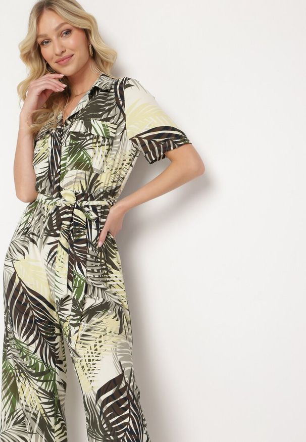 Born2be - Zielony Kombinezon z Gumką w Pasie Zapinany na Guziki z Materiałowym Paskiem Efity. Okazja: na spotkanie biznesowe. Kolor: zielony. Materiał: materiał. Długość rękawa: krótki rękaw. Długość: krótkie. Styl: biznesowy