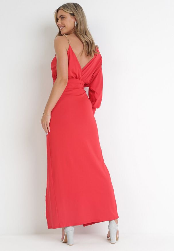 Born2be - Czerwona Asymetryczna Sukienka Maxi na Jedno Ramię z Łańcuszkiem Przy Ramieniu Kesilli. Kolor: czerwony. Materiał: wiskoza. Sezon: lato. Typ sukienki: asymetryczne. Styl: elegancki. Długość: maxi