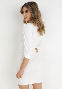 Born2be - Biała Sukienka Agathinca. Kolor: biały. Materiał: dzianina, wiskoza. Długość rękawa: długi rękaw. Długość: mini