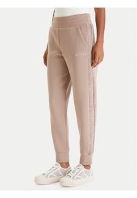Guess Spodnie dresowe W6RB45 KBYE2 Beżowy Regular Fit. Kolor: beżowy. Materiał: syntetyk #1