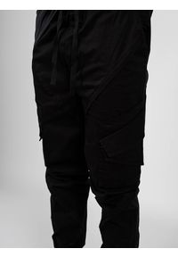 La Haine Inside Us Spodnie "Tarek" | P2303 3B | TAREK | Mężczyzna | Czarny. Okazja: na co dzień. Kolor: czarny. Materiał: elastan, bawełna. Wzór: aplikacja. Styl: casual