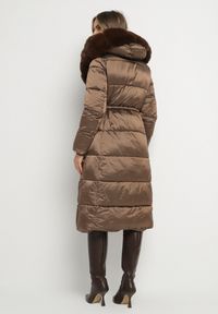 Born2be - Brązowa Długa Kurtka Puchowa z Pikowanymi Przeszyciami i Kapturem z Futrem Zevea. Okazja: na co dzień, na spacer. Kolor: brązowy. Materiał: puch, futro. Długość: długie. Styl: casual, elegancki #3