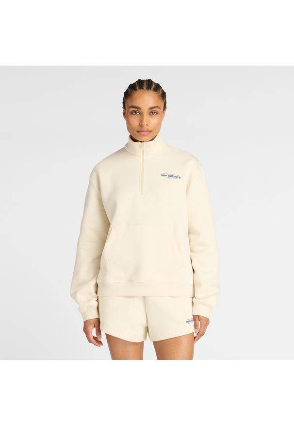 Bluza damska New Balance WT53513LIN – beżowa. Okazja: na co dzień. Typ kołnierza: kołnierzyk stójkowy. Kolor: beżowy. Materiał: prążkowany, poliester, materiał, dresówka, bawełna. Wzór: aplikacja, napisy. Styl: casual