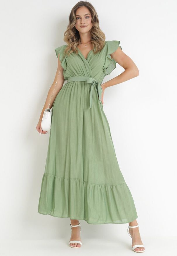 Born2be - Zielona Rozkloszowana Sukienka z Wiązanym Paskiem Nonru. Kolor: zielony. Materiał: materiał. Wzór: aplikacja. Styl: wakacyjny. Długość: maxi