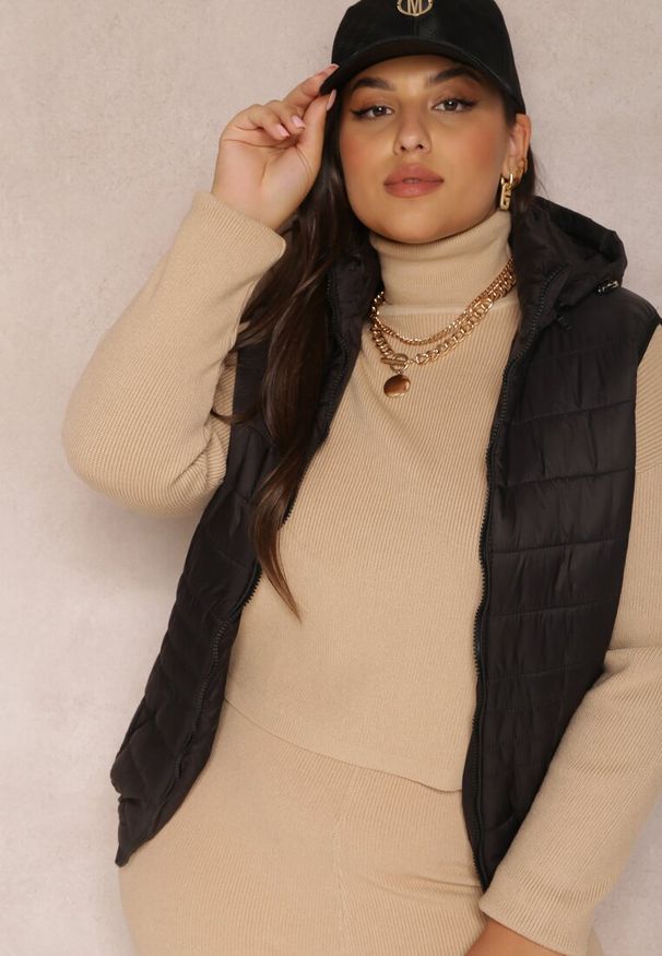 Renee - Czarna Kamizelka Pikowana z Kapturem Rithe. Typ kołnierza: kaptur. Kolekcja: plus size. Kolor: czarny. Materiał: materiał. Styl: sportowy