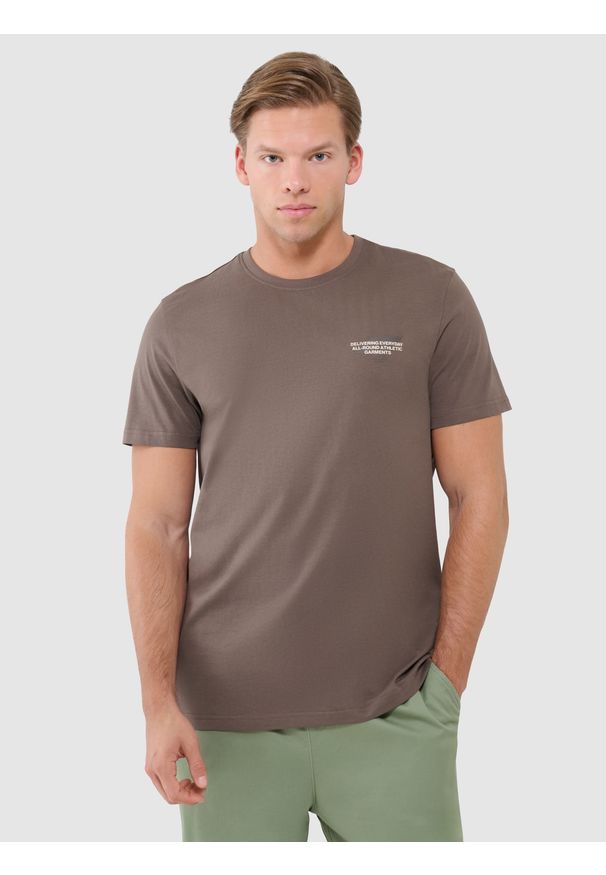 4f - 4F T-shirt regular z nadrukiem męski - brązowy S. Okazja: na co dzień. Kolor: brązowy. Materiał: dzianina, jersey, bawełna. Długość rękawa: krótki rękaw. Długość: krótkie. Wzór: nadruk. Styl: sportowy, klasyczny, casual