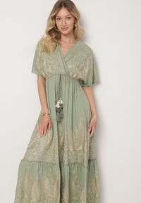 Born2be - Zielona Kopertowa Sukienka z Wiskozy Ozdobiona Frędzlami Redare. Okazja: na co dzień. Typ kołnierza: dekolt w serek. Kolor: zielony. Materiał: wiskoza. Wzór: aplikacja. Typ sukienki: kopertowe. Styl: boho, casual, klasyczny #4