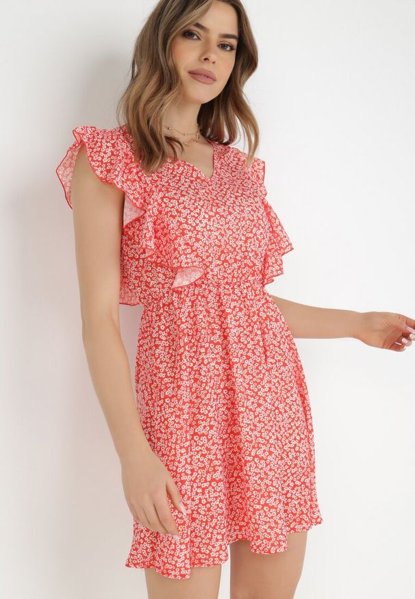 Born2be - Czerwona Sukienka Neamelia. Typ kołnierza: dekolt w serek. Kolor: czerwony. Materiał: wiskoza. Długość rękawa: bez rękawów. Wzór: nadruk, kwiaty. Sezon: lato. Styl: klasyczny